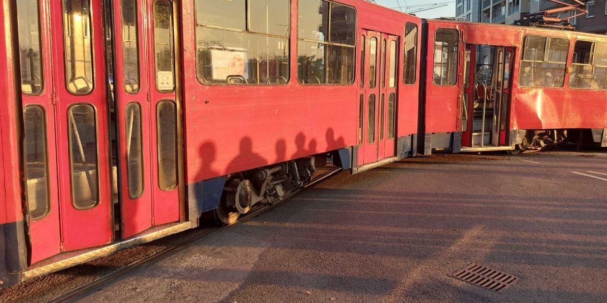 Bahatos usred Beograda: Popeo se na tramvajske šine kako bi izbegao gužvu u Nemanjinoj (VIDEO)
