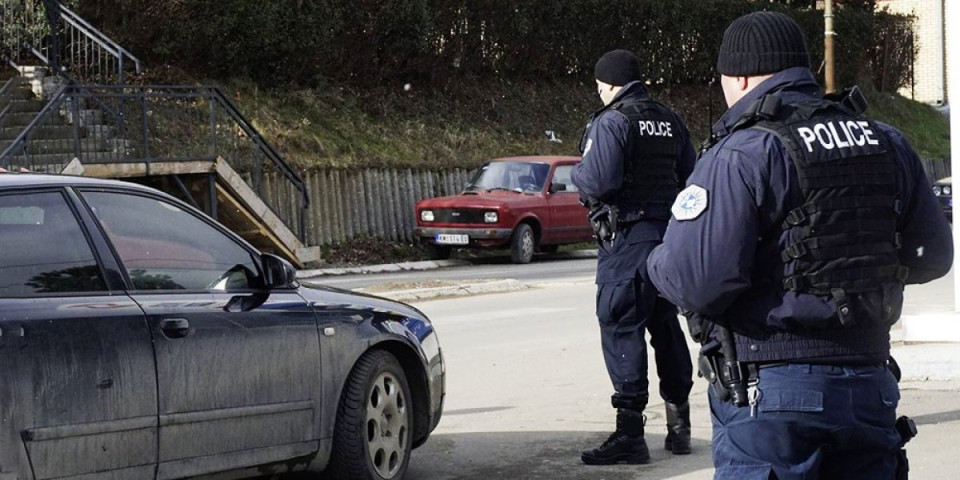 Uhapšen Albanac, pretio policiji tokom pretresa kuće: U centru Prištine zaplenjeno oružje i droga