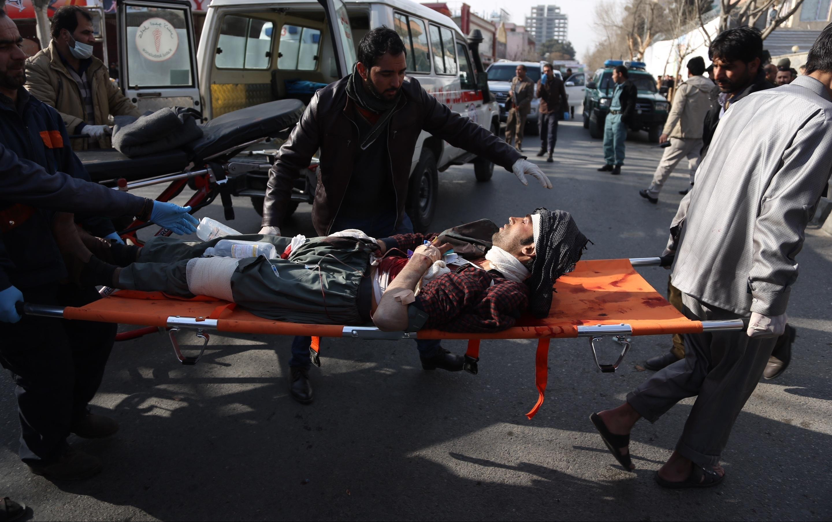 UŽAS! NAJMANJE 34 OSOBE POGINULE U EKSPLOZIJAMA! Napadi bombaša samoubica u Avganistanu