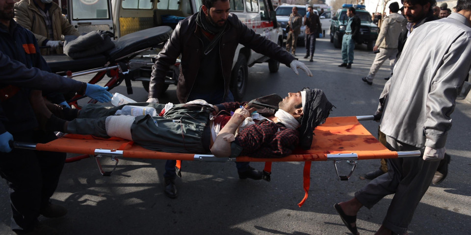 UŽAS! NAJMANJE 34 OSOBE POGINULE U EKSPLOZIJAMA! Napadi bombaša samoubica u Avganistanu