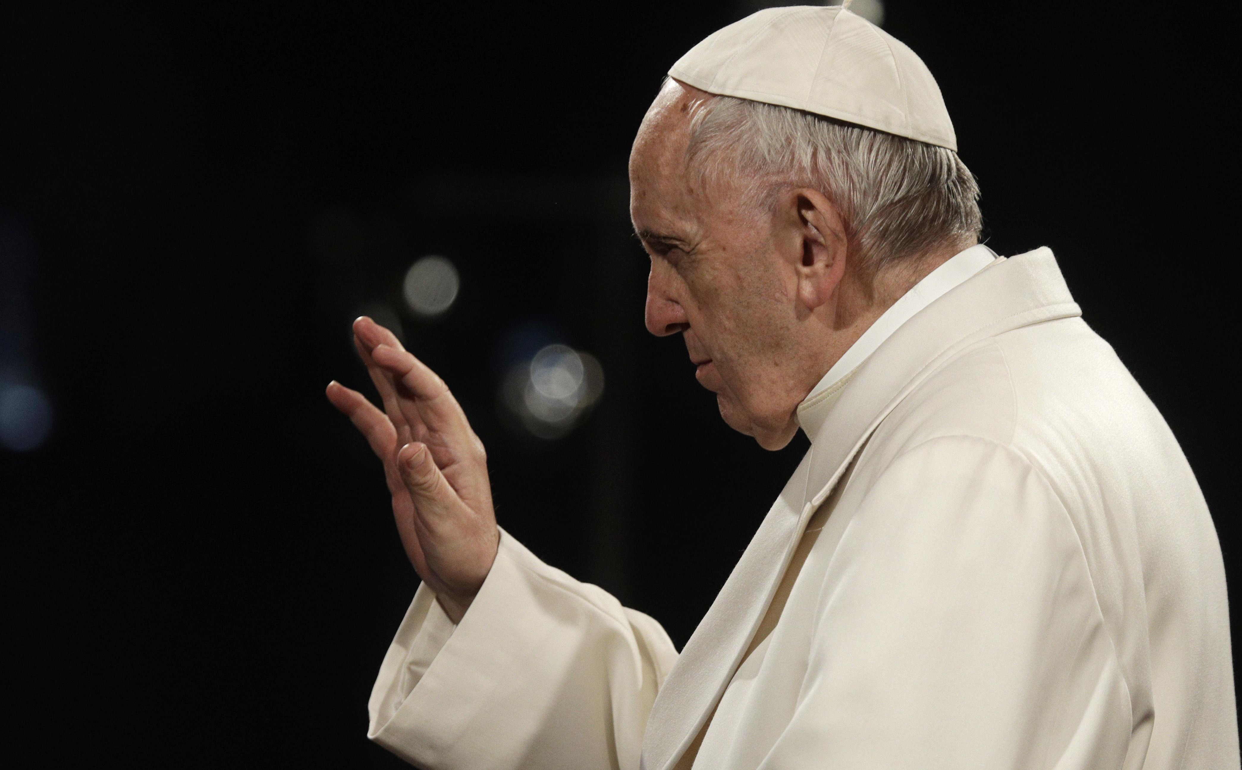 ''JOŠ SAM POD ANESTEZIJOM, NE DIŠEM DOBRO'' Usled problema sa disanjem, Papa preskočio važan govor