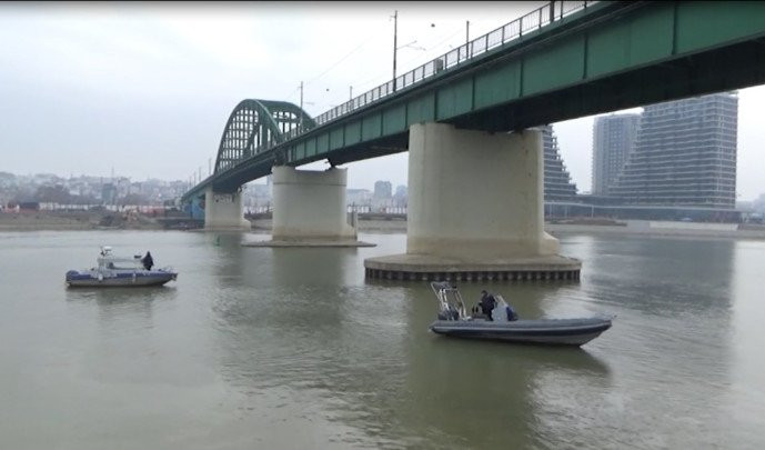 UŽAS U BEOGRADU! Muškarac skočio sa tramvajskog mosta u Savu! Rečna policija pretražuje reku