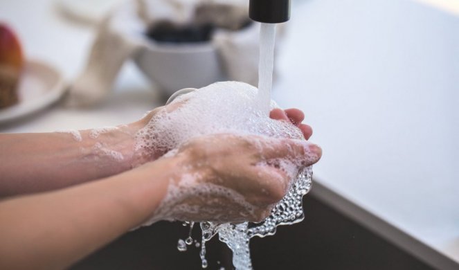 HIGIJENA JE PRVA LINIJA ODBRANE OD VIRUSA! Evo kako da na JEDNOSTAVAN NAČIN umanjite ŠTETAN UTICAJ čestog pranja ruku!