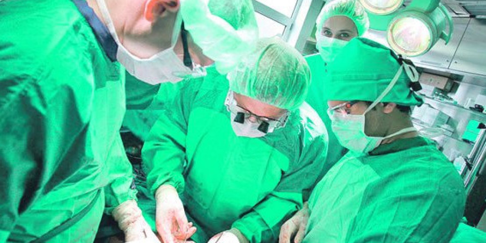 POZNATI SVETSKI STRUČNJAK IZ LONDONA OPERIŠE DECU U TIRŠOVOJ, urađene 3 operacije mališana  sa urođenim srčanim manama