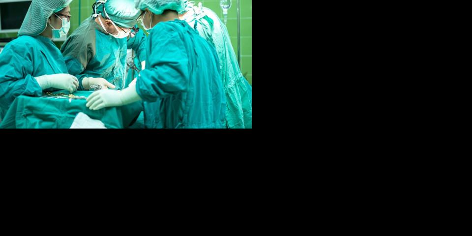 ŠOK NA OPERACIONOM STOLU! Medicinska sestra se požalila lekarima na MUČNINU, a ono što su pronašli u njenom STOMAKU ZAPREPASTILO JE SVE - ima KOSU i ZUBE (FOTO)