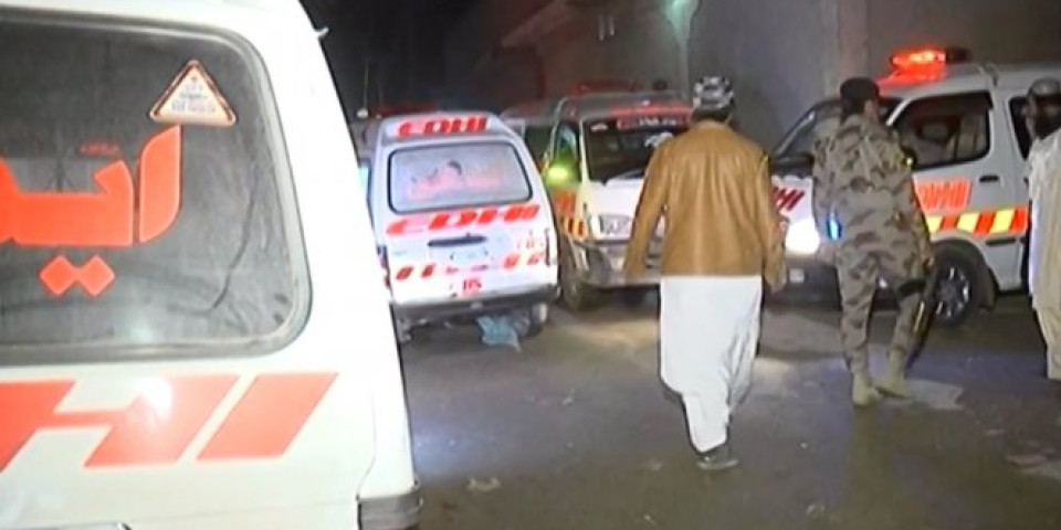 NAPAD NA POVORKU ŠITA U PAKISTANU! U eksploziji poginulo najmanje troje, više od 50 povređenih! /VIDEO/