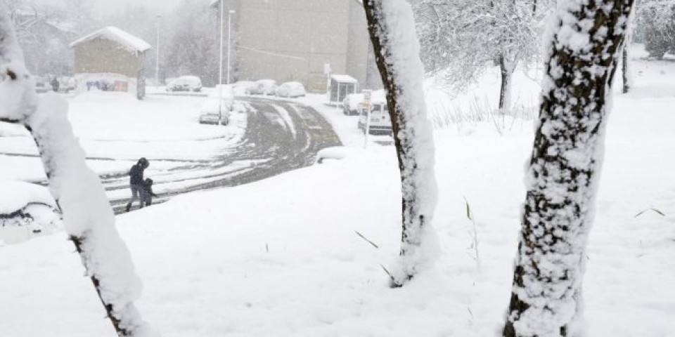 ZABELELA SE SRBIJA! Pao prvi sneg na Kosovu i Metohiji, na Brezovici SNEŽNI POKRIVAČ ČETIRI CENTIMETRA! (Foto/Video)