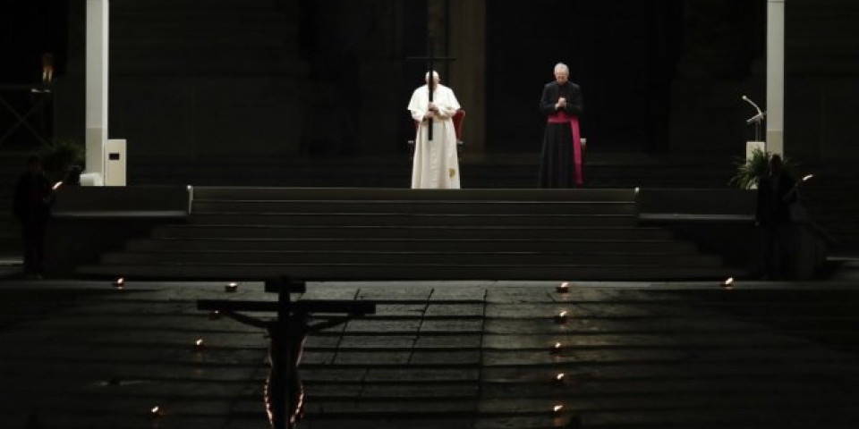 (FOTO) VELIKI PETAK U PRAZNOJ BAZILICI SV. PETRA! Samo je papa poljubio raspeće na kraju mise
