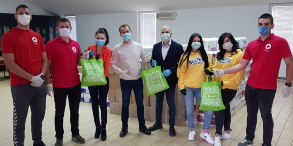 VOLONTERI MOZZARTA I CRVENOG KRSTA u Kragujevcu podelili pakete pomoći najugroženijima