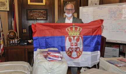 GRAĐANI SU TRAŽILI, GRAD ODMAH REAGOVAO! Počela podela još 10.000 zastava Beograđanima! Vesić: Dokle god sam na funkciji, deliću zastave onima koji to žele! (FOTO)