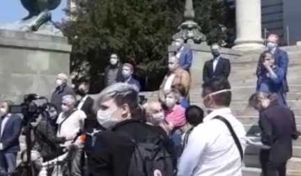 UA, LOPOVI! Prolaznici očitali lekciju Đilasovcima ispred Skupštine Srbije! (VIDEO)