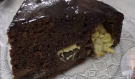 ZA SLADOKUSCE! Za ovim ČOKOLADNIM kolačem su svi poludeli, PROVERITE ZAŠTO! Kad ga zagrabite viljuškom ugledaćete...(VIDEO)
