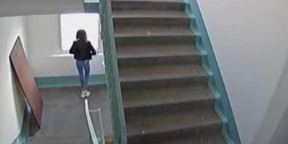 (VIDEO) Kamere iz ulaza snimile neverovatne scene: Od onog što su videli da ova devojka radi svakoga dana OSTALI SU ZGROŽENI