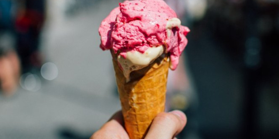 Postoji sladoled koji VAM POMAŽE DA SE OTREZNITE, a evo koliko puta možete POLIZATI jednu kuglu sladoleda!