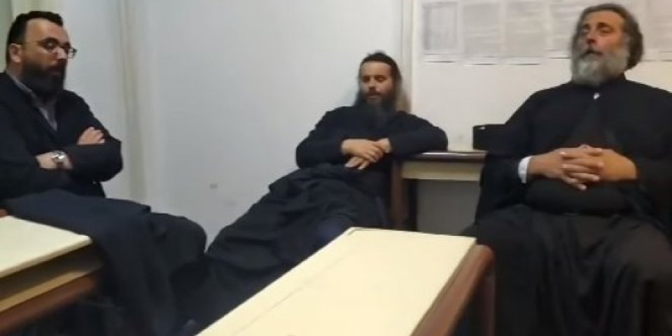 (VIDEO) PESMOM PROTIV MILOGORSKIH SATANISTA! Privedeni sveštenici prkosno zapevali u policijskoj stanici!