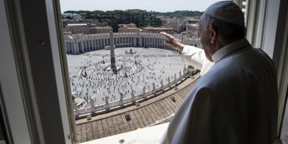 VERNICI PONOVO NA TRGU SVETOG PETRA! Posle tri meseca papa Franja održao misu pred ljudima!