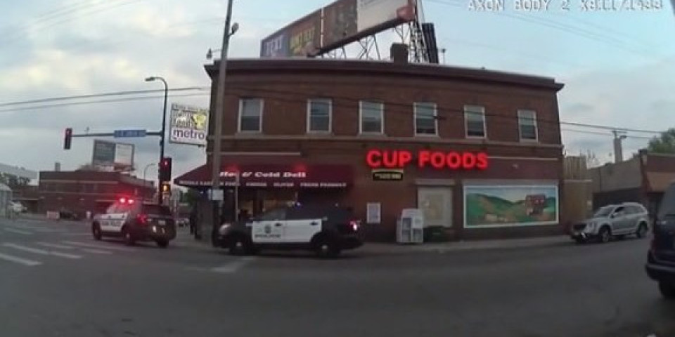 NJEGOVA SMRT JE DIGLA AMERIKU NA NOGE! Policija objavila snimak hapšenja BRUTALNO UBIJENOG Afroamerikanca (VIDEO)