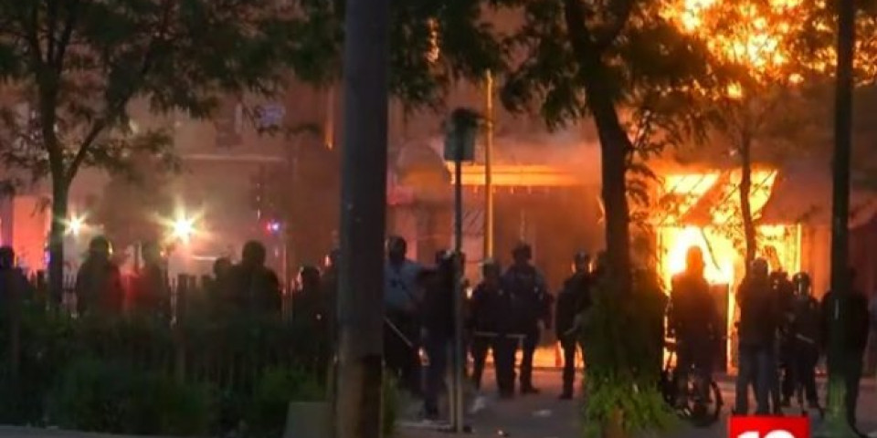 (VIDEO) MINEAPOLIS U PLAMENU! Demonstranti zapalili zgrade, vojska čuva vatrogasce od razjarenih građana!