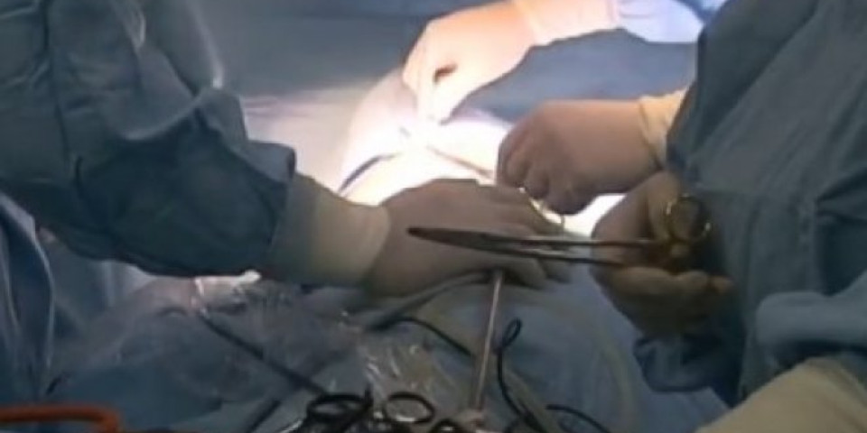 (VIDEO) PRVI PUT U REGIONU! U KC Kragujevac urađena operacija tumora plućnog krila NA POTPUNO NOV NAČIN!