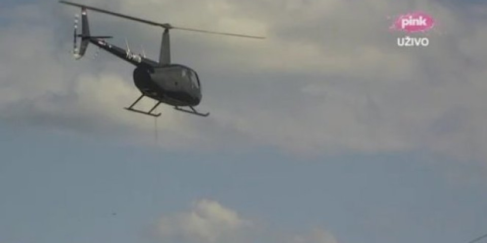 PADAJU PARE S NEBA! Helikopter obleće iznad ZADRUGE, razlog je fenomenalan! Takmičari grabe SLATKIŠE I NOVČANICE!
