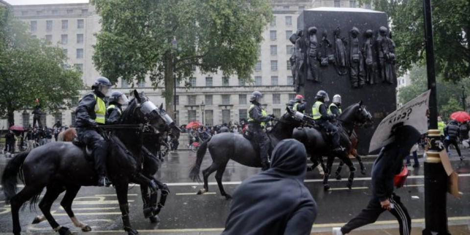 TOTALNI HAOS U BLIZINI REZIDENCIJE BORISA DŽONSONA! Demonstranti oborili policajca sa konja, SEVAJU FLAŠE I KAMENICE! (VIDEO/FOTO)