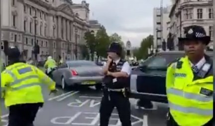 DRAMA ISPRED BRITANSKOG PARLAMENTA! Demonstrant skočio na automobil Borisa Džonsona, obezbeđenje se "zakucalo" u njega! (VIDEO)