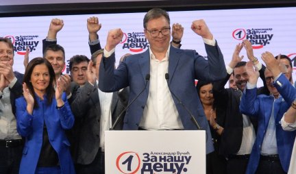 (EKSKLUZIVNI VIDEO) Pogledajte kako Vučić iza zatvorenih vrata slavi sa najbližim saradnicima!