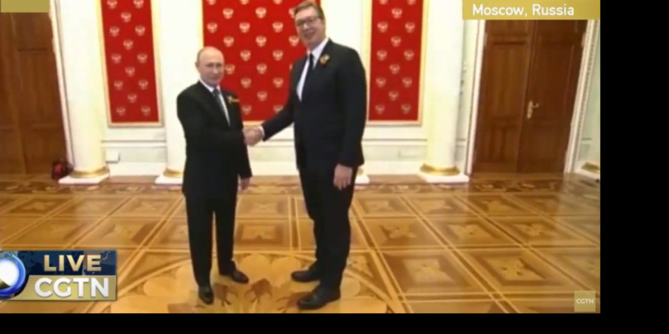 (FOTO/VIDEO) VUČIĆ STIGAO NA CRVENI TRG MEĐU PRVIMA, pozdravio ga predsednik Putin! POČINJE VELIKA VOJNA PARADA POBEDE!