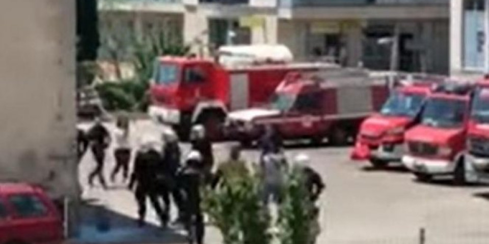 GORI U PODGORICI, pet vozila vatrogasaca gasi vatru u kompaniji  „13. jul Plantaže“
