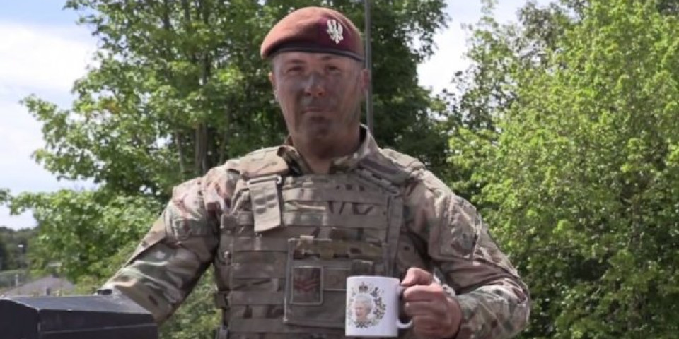SREĆAN VAM DAN NEZAVISNOSTI, I BOG ČUVA KRALJICU! Britanska vojska BRUTALNO isprozivala Amerikance! (VIDEO)
