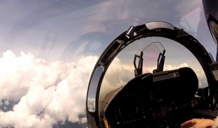 OKRŠAJ ČELIČNIH ORLOVA PRSA U PRSA! Isplivao snimak vežbe ruskog Su-30 i američkog lovca F-18! (VIDEO)