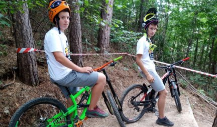 DVA KLINCA IZ UŽICA NAPRAVILA ČUDO! Luka i Nikola, sami samcati, izgradili prvu "downhill" stazu u ovom delu Srbije! (VIDEO/FOTO)