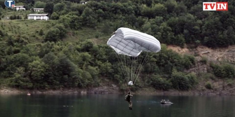 Posle 30 godina  63.padobranska brigada izvela skok na vodu (Video)