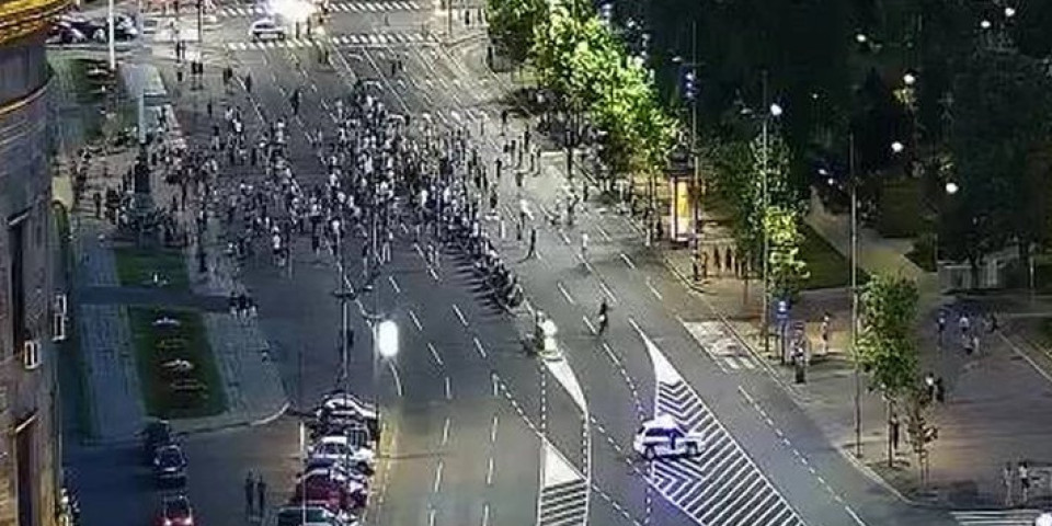 STOTINAK PROTESTANATA OKUPILO SE ISPRED SKUPŠTINE i blokiralo saobraćaj