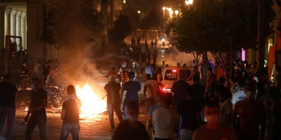 KAMENICE I SUZAVAC U BEJRUTU! Sukob policije i građana tokom antivladinih protesta nakon stravične eksplozije! (FOTO/VIDEO)
