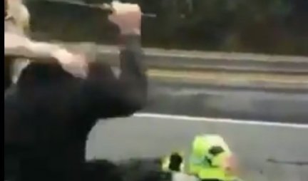 SNIMAK KOJI DOKAZUJE AMERIČKI RASIZAM!? Belac pretukao policajce i oteo im auto, niko se nije uhvatio za pištolj! (VIDEO)