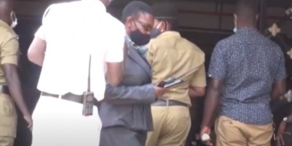 (UZNEMIRUJUĆI FOTO/VIDEO) HOROR U UGANDI! Čovek sa odsečenom glavom deteta uhapšen ispred parlamenta!