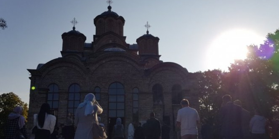 (FOTO/VIDEO) GRAČANICA NA KOSOVU I METOHIJI OBELEŽAVA DAN OPŠTINE, održana jutarnja liturgija u manastiru Gračanica!