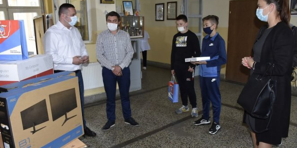 KOMPJUTERI ZA ĐAKE: Opština Gračanica školama donirala 27 računara, UNMIK 30 laptopova