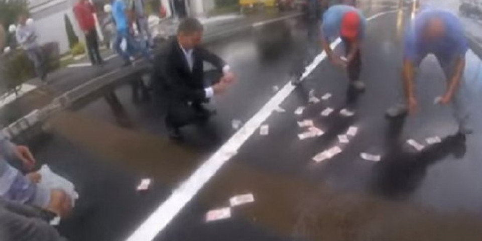 KOSIJERAC PROSUO NOVAC PO REKONSTRUISANOM MOSTU: Građani u čudu jurili novčanice po asfaltu pre nego ih odnese vetar!