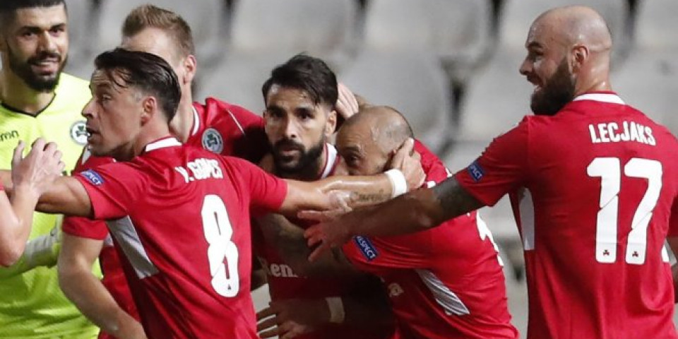(VIDEO) ZVEZDI JE MALTENE DAO GOL IZ KORNERA! Španac iz Omonije sada sa svoje polovine matirao golmana PSV-a