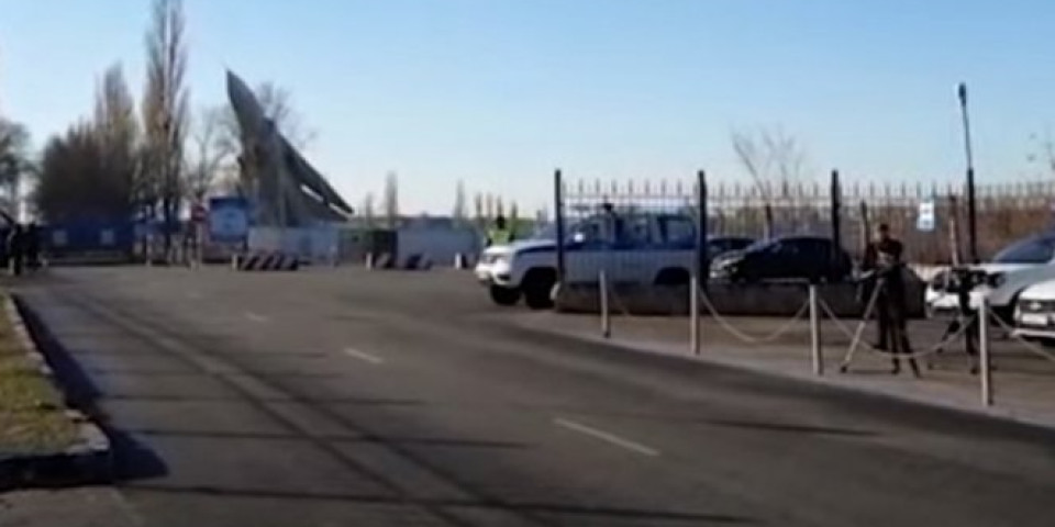 POTEGAO SEKIRU, PA ZAPUCAO! Detalji krvavog obračuna na ruskom vojnom aerodromu! (VIDEO)