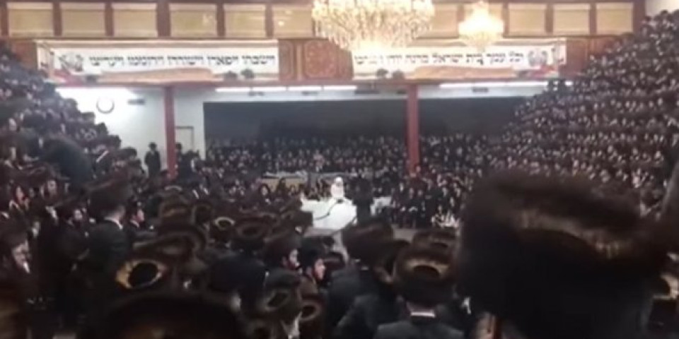 VENČANJE U AMERICI U JEKU PANDEMIJE! Sinagoga krcata, 7.000 ljudi se veseli bez maske, guverner Njujorka ZAHTEVA ISTRAGU! (VIDEO)