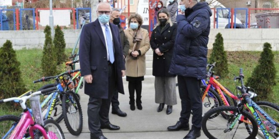 Biciklistički savez Srbije poklonio bicikle deci Prihvatilišta
