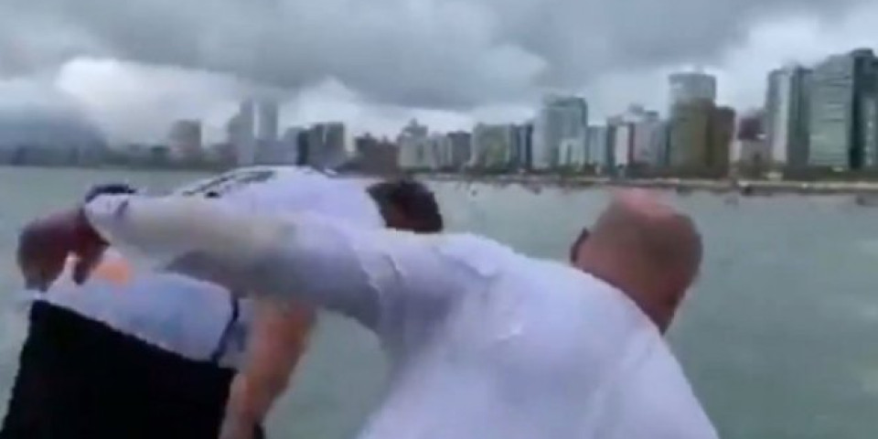 PRAVO NA GLAVU! Brazilski predsednik skočio sa broda i ZAPLIVAO ka pristalicama! /VIDEO/