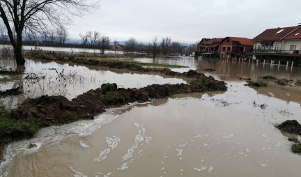 IZLILA SE BINIČKA MORAVA: Poplavljen administrativni prelaz sa Kosovom i Metohijom, PUT KA KONČULJU POD VODOM