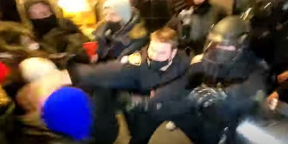 HAOS U NJUJORKU! Tuča demonstranata i policije! /VIDEO/