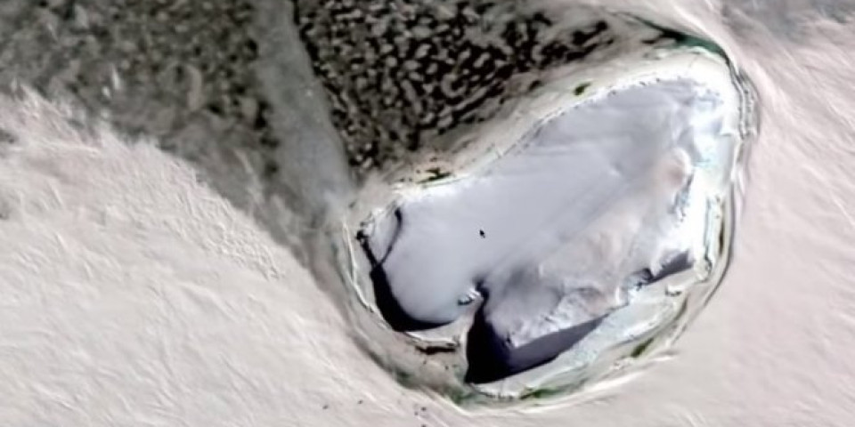 KORISNIK "GUGL MAPA" OTKRIO OGROMNI LEDENI BROD na Antartiku, nećete verovati ČEMU JE NAMENJEN! /Foto/Video/