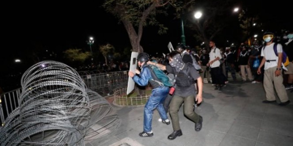 SUZAVAC I VODENI TOPOVI NA PROTESTU U BANGKOKU! Demonstranti bacali flaše na policiju!