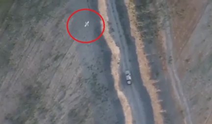 "LANCETI" STRAH I TREPET ZA UKRAJINSKU TEHNIKU! Rusija objavila snimak uništavanja ukrajinskih oklopnih vozila dronovima kamikaza! (VIDEO)